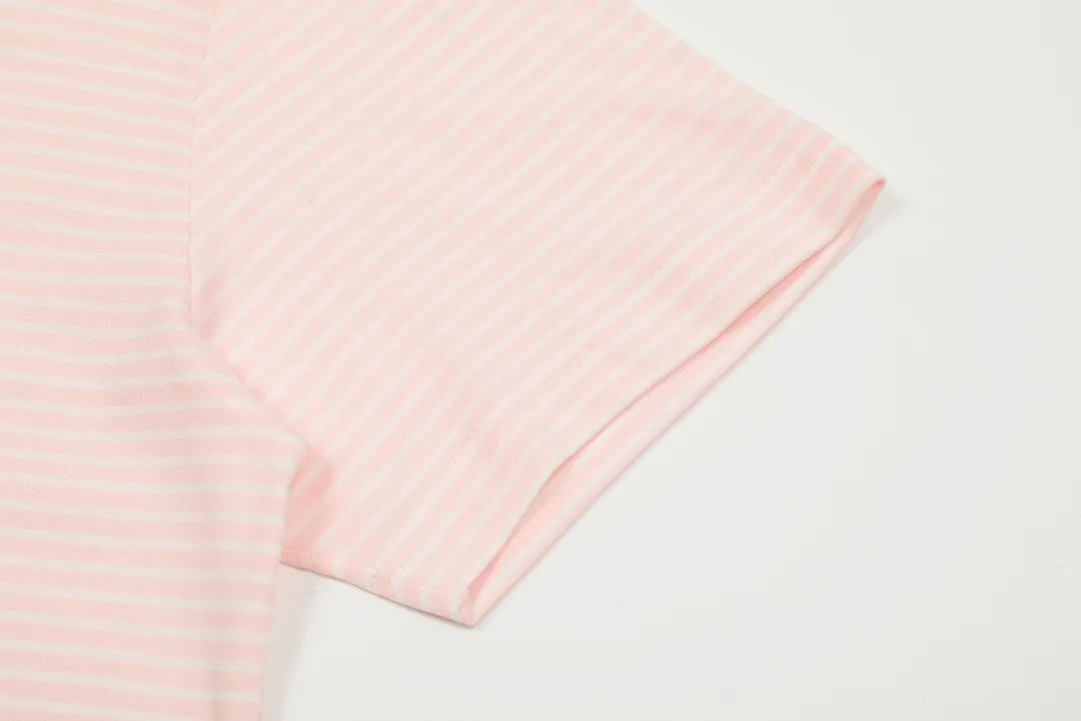 vivienne west wood west queen vivian ‼ ️Best-selling model in June Striped classic embroidered short-sleeves Pinstriped pure cotton stretch fabric Children's clothing-level quality Soft and skin-friendly The upper body is extremely comfortable Top-selling models of 2024 No need to say more Just go to the details Full series of correct accessories As we all know, striped fabrics need to be cut according to the grain The loss is huge It is twice the cost of ordinary solid-color short-sleeved fabrics Every detail is completely restored and directly stretched Color: Pink Blue Green Size: XS-L